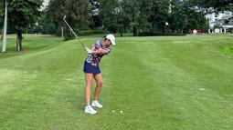 Tak hanya berkuda saja, dalam akun Instagram, Nia juga sering mengunggah momen saat bermain golf. Penampilannya saat bermain golf pun tak lepas dari sorotan. (Liputan6.com/IG/@ramadhaniabakrie)