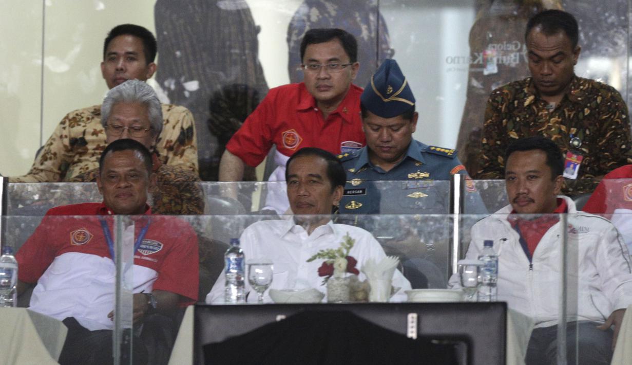 Presiden Joko Widodo hadir dalam final Piala Jenderal Sudirman di Stadion Utama Gelora Bung Karno, Jakarta, Minggu (24/1/2016) didampingi Panglima TNI, Jenderal Gatot Nurmantyo (kiri) dan Menpora Imam Nahrawi. (Bola.com/Vitalis Yogi Trisna)