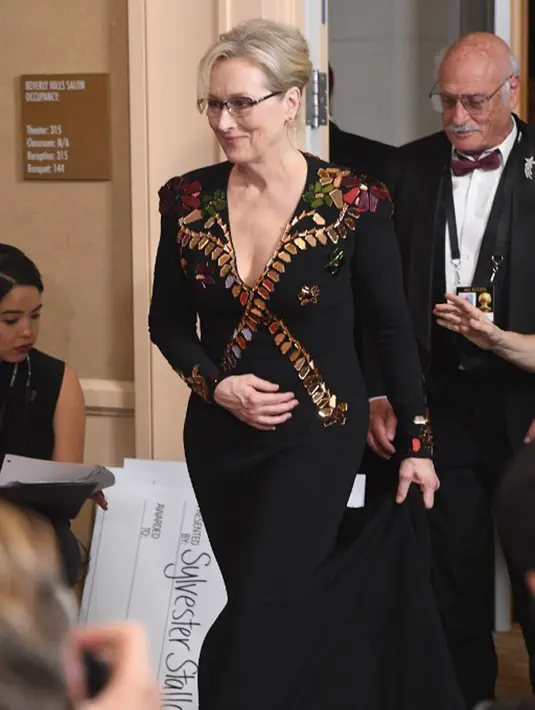 Cukup panjang pidatonya saat itu yang pada intinya Streep melakukan pembelaan terhadap peran media selama ini. Jelang mengakhiri pidatonya, Streep membuat suasana menjadi hening ketika ia mengatakan teringat pada Carrie Fisher. (AFP/Bintang.com)