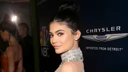 Pose Kylie Jenner saat menghadiri acara pada Golden Globes 2017 di Hotel Beverly Hilton, California, AS (8/1). Bergaun berwarna silver Kylie tampak seksi dengan belahan dada terbuka. (Jesse Grant/Getty Images for NBCUniversal/AFP)