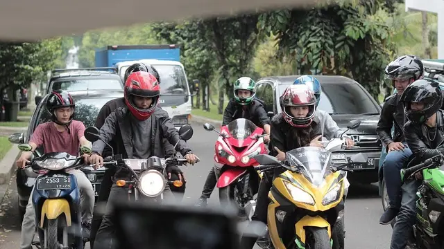 Totalitas Dalam Berakting, Ini 6 Potret Yasmin Napper saat Naik Motor Gede