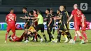 Wasit Aprisman Aranda memberikan kartu merah gelandang asal Brasil, Lucas Ramos, karena menendang kepala winger Persija Jakarta, Dony Tri Pamungkas. (Bola.com/M Iqbal Ichsan)