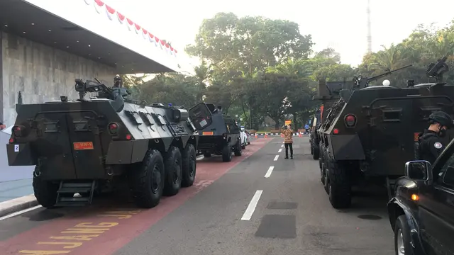 Sejumlah panser disiagakan di Kompleks DPR jelang Sidang Tahunan MPR 2021
