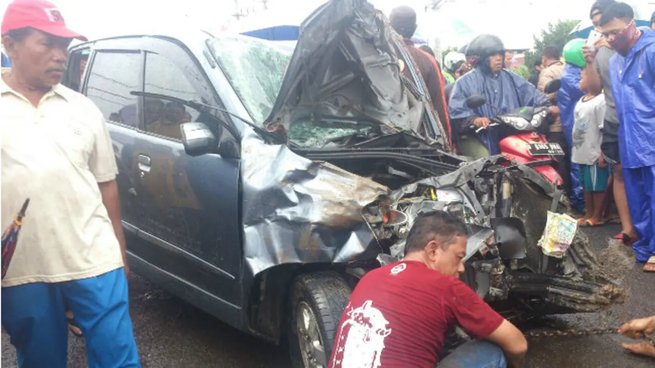 Mobil Tabrak KRL