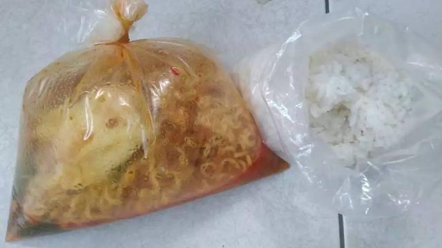 7 Potret Cara Absurd Makan Langsung dari Wadah Plastik Ini Kocak