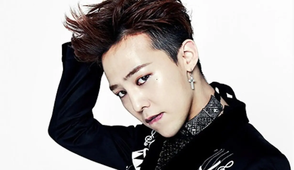 Saat masih kelas 3 SMP, ia mulai belajar rap karena bergabung dengan Wu-Tang Clan. Ia kemudian mengeluarkan album Flex pada 2001 bersama People Crew. (Foto: soompi.com)