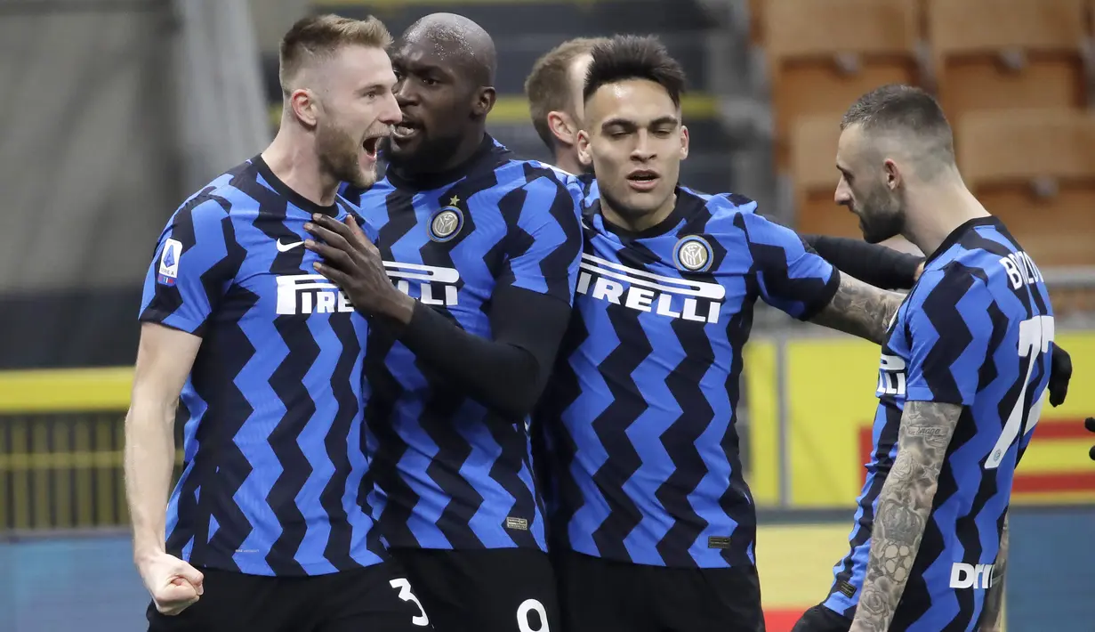 Para pemain Inter Milan merayakan gol yang dicetak oleh Milan Skriniar ke gawang Atalanta pada laga Liga Italia di Stadion Giuseppe Meazza, Senin (8/3/2021). Inter Milan menang dengan skor 1-0. (AP/Luca Bruno)