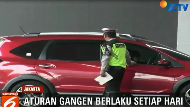 Petugas Satlantas Jakarta Pusat kemarin memberhentikan belasan mobil lantaran ber nomor polisi ganjil.
