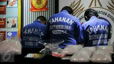 Tersangka sindikat narkotika Internasional dihadirkan saat rilis di kantor Dirtipid Narkoba Bareskrim Polri, Jakarta, (18/3). Polisi berhasil ungkap sindikat narkotika jaringan Malaysia-Indonesia dengan bukti 11kg shabu. (Liputan6.com/Yoppy Renato)