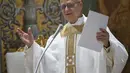 Ia mengungkap harapan dengan teroilihnya dia sebagai Paus bisa membantu Gereja Katolik membawa cahaya bagi malam-malam yang gelap di dunia. (Handout/Vatican Media/AFP)