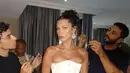 Menghadiri acara Festival Film Cannes 2021, Bella tampil seksi mengenakan korset warna putih yang dipadukan dengan loose pants warna serupa. Dok Instagram @Bellahadid