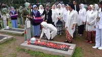 Istri Wapres Ma'ruf Amin, Wury Estu Handayani tabur bunga di TMP Kalibata. (Fachrur Rozie/Liputan6.com)