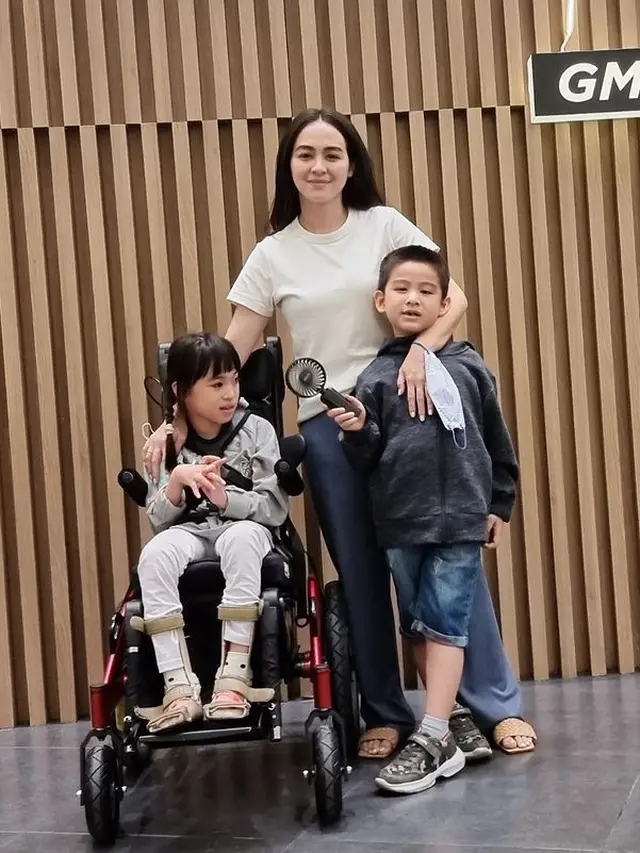 10 Potret Jevier Justin dan Istri saat Momong Anak yang Idap Cerebral Palsy, Penuh Kesabaran