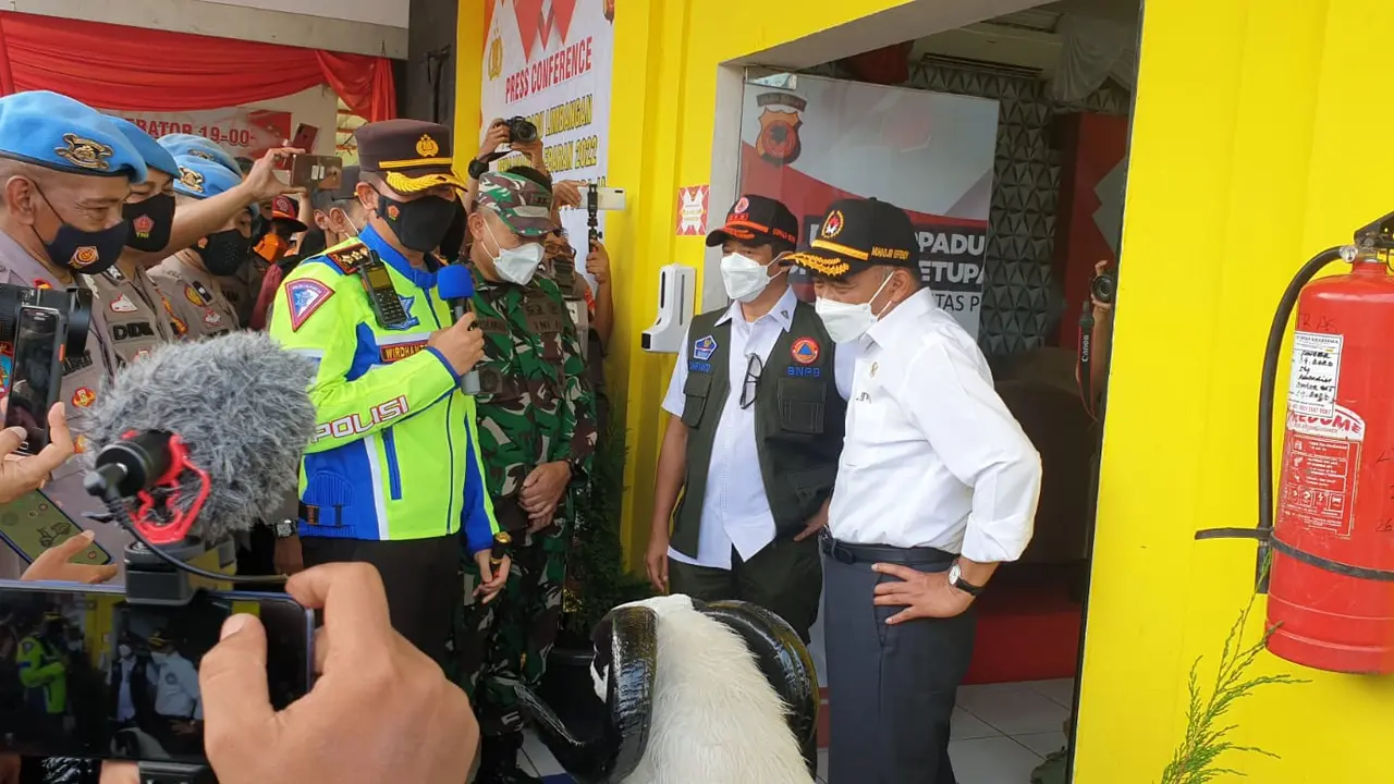 Kehadiran Menko Pembangunan Manusia dan Kebudayaan (PMK) Muhadjir Effendy di pos terpadu Limbangan, Garut, Jawa Barat mendapatkan sambutan hangat diplomasi ‘domba Garut’ oleh Kapolres Garut AKBP Wirdhanto Hadicaksono. (Liputan6.com/Jayadi Supriadin)