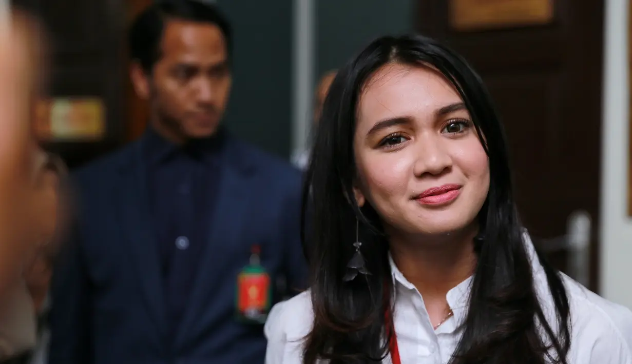 Artis yang mengawali kariernya dari usia dua tahun, Dhea Annisa menghadiri sidang perdana kasus hilangnya kamera. Dhea hadir sebagai saksi yang diajukan oleh ibundanya sebagai penggugat, Masayu Chairini. (Adrian Putra/Bintang.com)