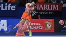Ganda campuran, Zhang Nan/Zhao Yunlei  mengembalikan kok ke arah Tontowi/Liliyana di semifinal BCA Indonesia Open Superseries Premier 2015, Jakarta, Sabtu (6/6/2015).  Tontowi/Liliyana kalah 21-16, 15-21, 18-21. (Liputan6.com/Herman Zakharia)