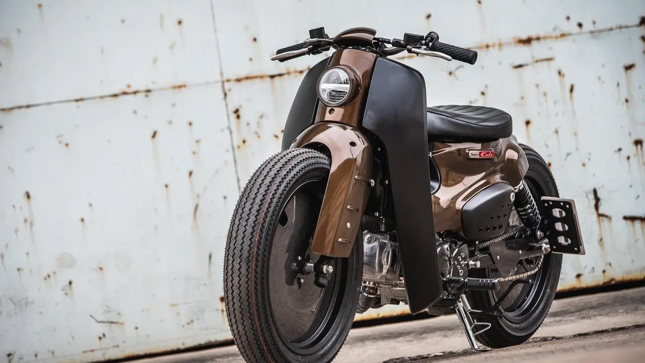 Honda Super Cub Disulap Jadi Cafe Racer Keren (Foto: Carscoops)