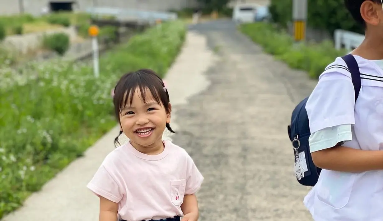 Gaya Ritsuki dengan kaos dan rok denim pendek makin terlihat stylish dengan micro bag dan jepit rambut yang digunakannya sebagai aksesori.  [@mas_natsuki].