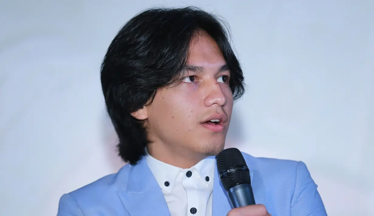 "Kaget sih pas dihubungi produser Surat Cinta Untuk Starla mau di filmin. Aku tanya, 'siapa itu yang main?'.  Ya kamu lah'. Kirain aktor yang lebih senior gitu. Tapi ternyata, alhamdulilah dipercaya sama produser," ujar Jefri. (Adrian Putra/Bintang.com)