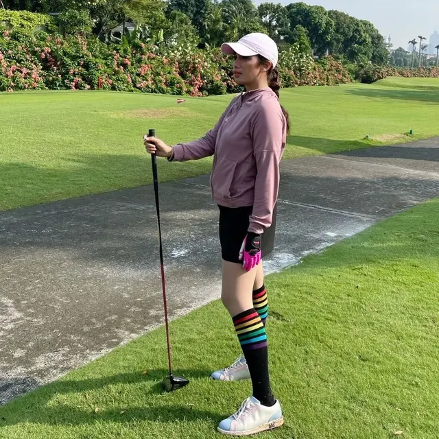 7 Potret Ussy Sulistiawaty saat Main Golf, Tampil Stylish