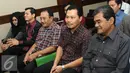 Dandung Pamularno (kedua kanan) dan Sudi Wantoko (tengah) jelang sidang pembacaan dakwaan di Pengadilan Tipikor, Jakarta, Rabu (22/6). Keduanya diduga melakukan penyuapan kepada Kepala Kejati DKI Jakarta. (Liputan6.com/Helmi Afandi)