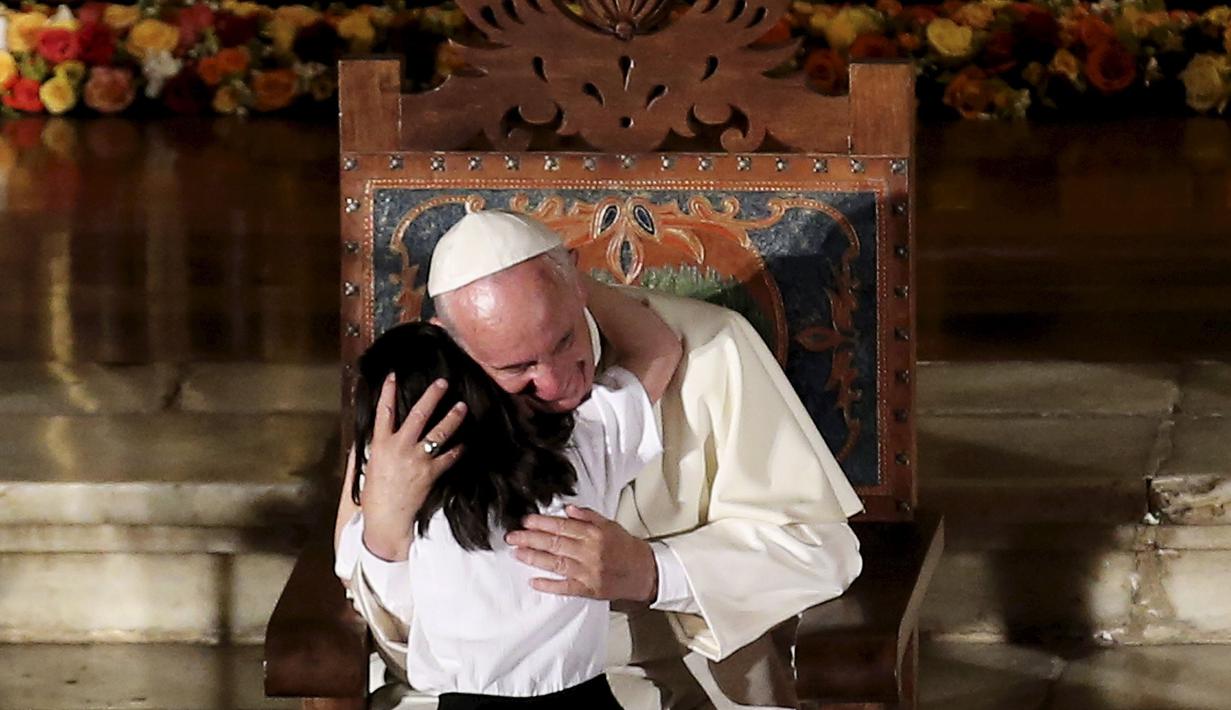 Paus Fransiskus disambut seorang anak saat berkunjung ke Gereja San Francisco di Quito, Ekuador,(7/ 7/2015). Ia menyerukan bahwa melindungi bumi itu adalah tugas dan kewajiban.(REUTERS / Alessandro Bianchi).