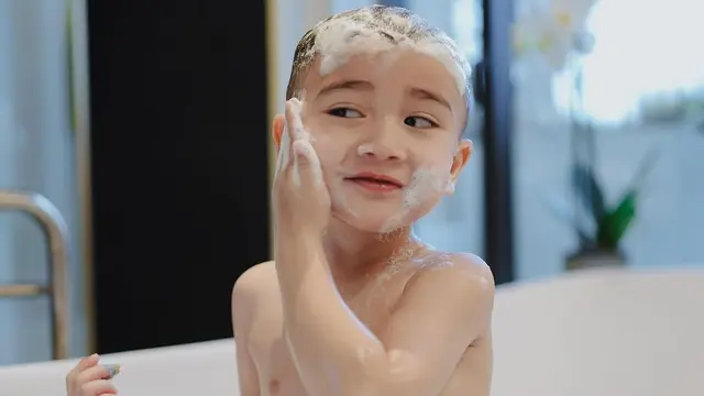 Potret Rayyanza Mandi di Bathtub Saat Liburan, Netizen Heboh (credit: instagram/raffinagita1717)