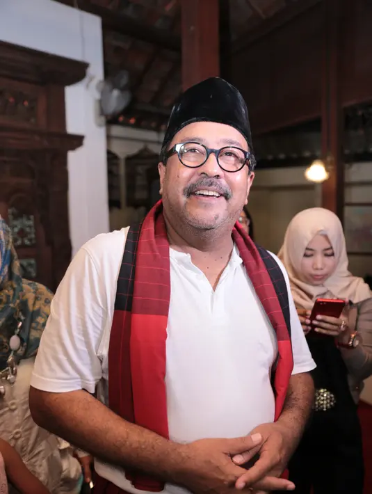 "70% cerita ini di sana, 30 persen di Indonesia. Kali ini barangkali saya harus tampil dengan bahasa yang beda, karena ada framing yang harus dicapai biar penonton lihatnya beda, walau secara basic tentang Doel," lanjut Rano. (Adrian Putra/Bintang.com)