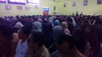Ratusan peserta pencari kerja di SMKN 1 Garut (Liputan6.com/Jayadi Supriadin)
