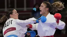 Pelindung gigi dari atlet karate asal Bulgaria, Ivet Goranova (kanan)saat bertanding melawan Bettina Plank dari Austria dalam semifinal kumite 55kg putri pada Olimpiade Tokyo 2020,  Kamis (5/8/2021). (Foto: AP/Vincent Thian)