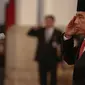 Presiden Jokowi saat melantik Hasyim Asy’ari sebagai anggota KPU di Istana Negara, Jakarta, Senin (29/8). ‎(Liputan6.com/Faizal Fanani)