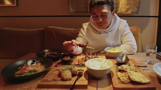 Raditya DIka di Toba London (YouTube/Raditya DIka)