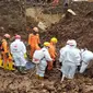 Tim SAR gabungan mengevakuasi korban longsor di Desa Cihanjuang, Kecamatan Cimanggung, Kabupaten Sumedang, kembali membuahkan hasil, Minggu (17/1/2021). (Foto: Dok. Basarnas)