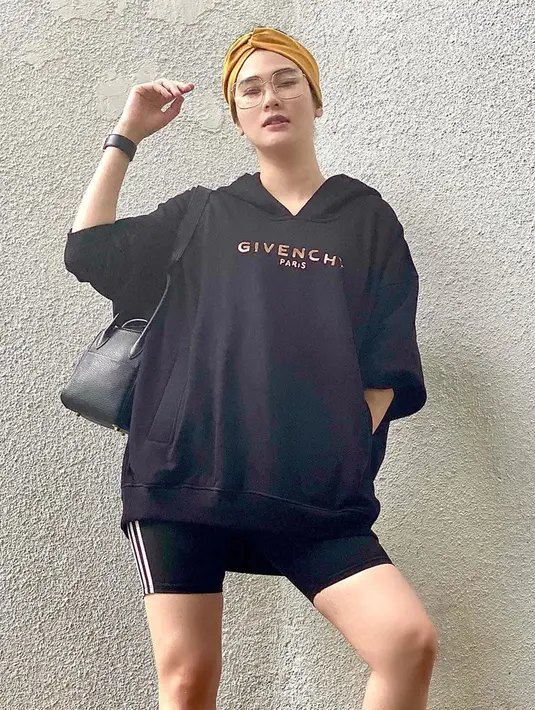 Simpel namun sporty juga sering dijadikan konsep Stevie dalam berpenampilan. Menggunakan busana serba hitam serta ditambah banda dan kacamata, gaya Stevie satu ini tetap terlihat stylish. (Liputan6.com/IG/@steviagnecya)
