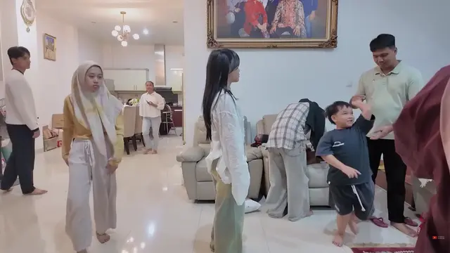 Potret Ruang TV Rumah Haji Faisal dan Mama Fuji