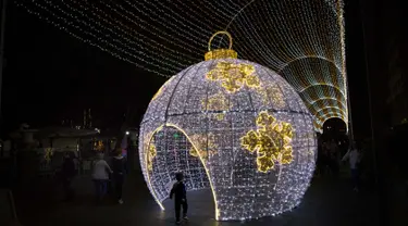 Canary Tenerife, Spanyol (19/12). Menyambut Natal kota Tenerife memasang lampu warna-warni untuk menghiasi sejumlah jalanan. (AFP Photo/Desiree Martin)