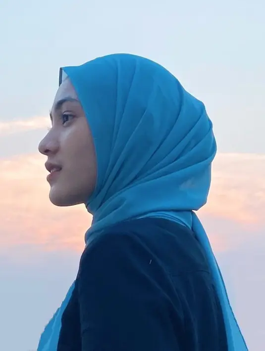 Potret tampak samping Cut Syifa dengan pashmina berwarna biru langit. Aktris cantik tersebut beberapa kali bermain di sinetron garapan rumah produksi Sinemart. (Instagram/@cutsyifaa)