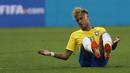 Striker Brasil, Neymar, tampak protes saat melawan Swiss pada laga Grup E Piala Dunia di Rostov Arena, Rostov-on-Don, Minggu (17/6/2018). Kedua negara bermain imbang 1-1. (AP/Darko Vojinovic)