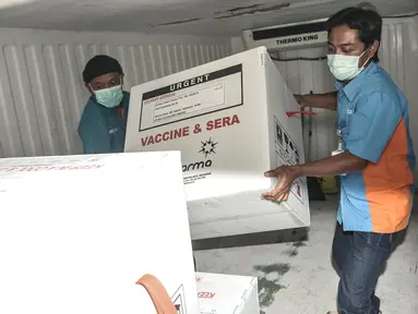 Petugas memindahkan dus berisi vaksin Covid-19 produksi Sinovac ke ruang penyimpanan di Kantor Dinas Kesehatan DKI Jakarta, Kamis (7/1/2021). Dinkes DKI pada tahap I telah menerima sebanyak 78.400 vaksin Covid-19 dari Sinovac yang diprioritaskan untuk tenaga kesehatan. (merdeka.com/Iqbal Nugroho)