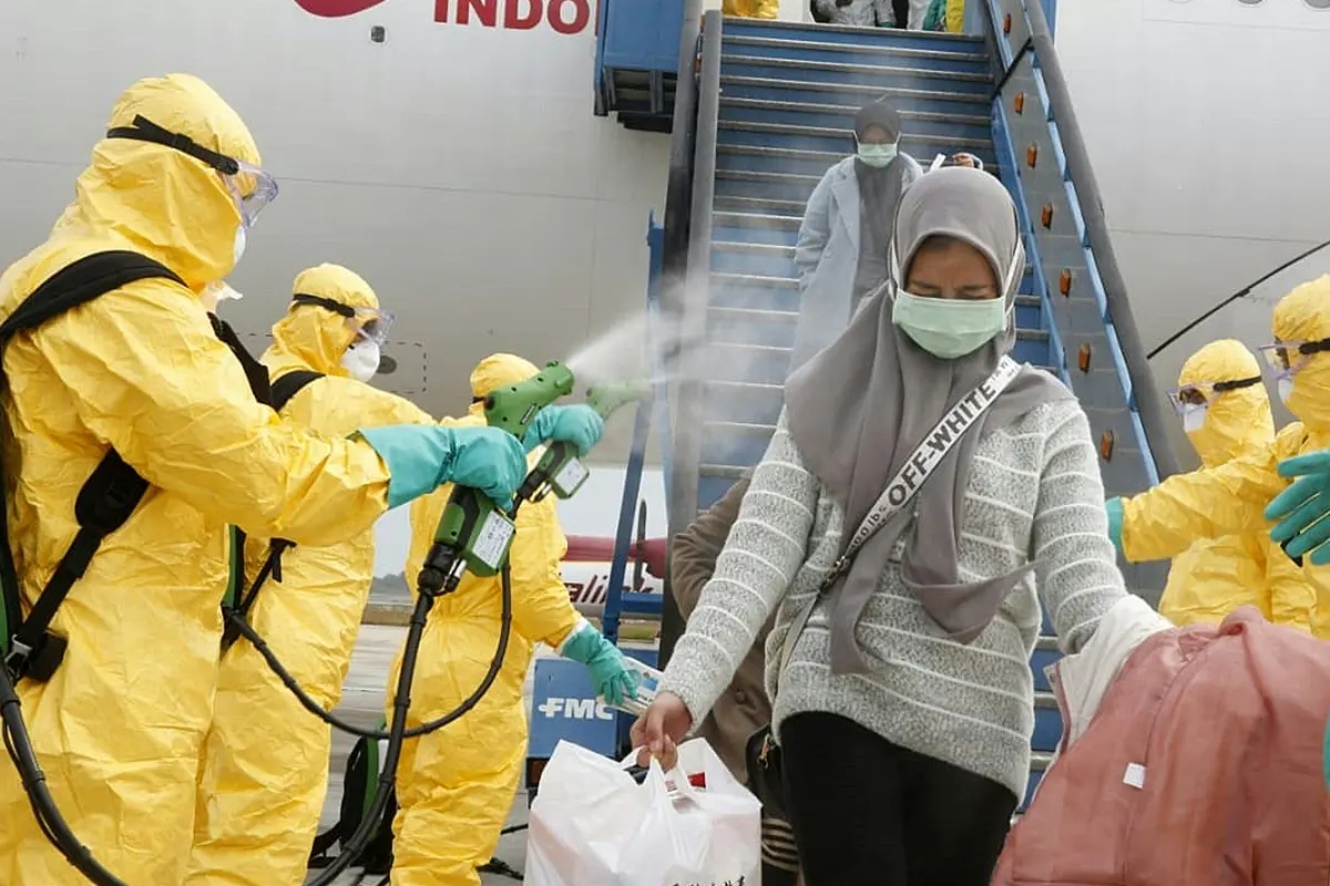 Mendarat di Batam, WNI dari Wuhan Langsung Disemprot Disinfektan