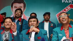 Ketua Umum Partai Idaman, Rhoma Irama (tengah) memberi keterangan terkait hasil verifikasi Kemenkumham di Jakarta, Minggu (9/10). Menurut Rhoma, Partai Idaman menerima keputusan tidak lolos verifikasi Kemenkumham. (Liputan6.com/Helmi Fithriansyah)