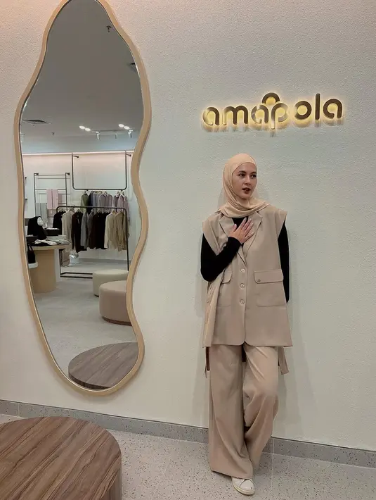 Dengan sentuhan minimalis namun tetap berkelas, ia memadukan blazer dengan celana tailored untuk menciptakan tampilan chic dan sophisticated.  [@paula_verhoeven].