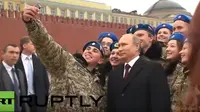 Siapa sangka, Vladimir Putin yang selama ini terkesan menyeramkan memiliki sisi lain yang terungkap dalam sebuah video