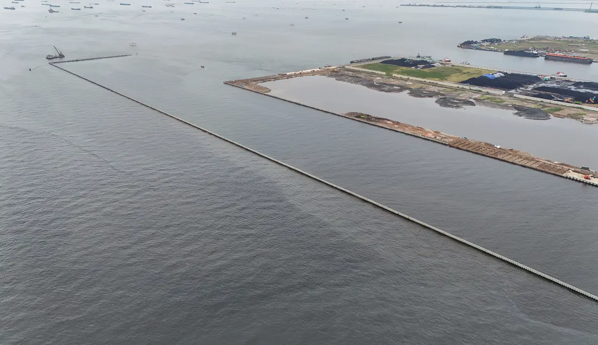 Hasil verifikasi menyebutkan bahwa pagar beton tersebut dibangun di kawasan reklamasi milik PT Karya Cipta Nusantara (KCN) dan telah mendapat izin. (merdeka.com/Arie Basuki)