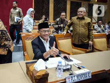 Plt Menpora Muhadjir Effendy mengikuti rapat kerja dengan Komisi X DPR di Kompleks Parlemen, Senayan, Jakarta, Selasa (28/3/2023). (Liputan6.com/Faizal Fanani)