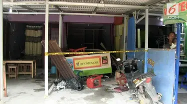 Sebuah warung jamu di jalan Cipayung, Pancoran Mas, Depok dirusak keluarga korban meninggal akibat minuman keras oplosan. 