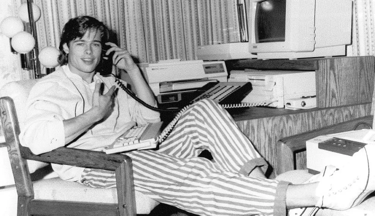 Brad Pitt kini tengah menjomblo usai pisah dari Angelina Jolie. Miliki enam anak, ketampanan Brad Pitt tak lekang dimakan usia. (AMI-COLEMAN-RAYNER-US Magazine)