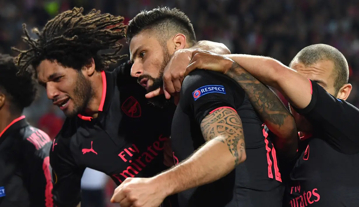 Pemain Arsenal, Olivier Giroud dan rekan setimnya merayakan gol ke gawang Red Star Belgrade pada pertandingan Grup H Liga Europa di Stadion Rajko Mitic, Kamis (19/10). Arsenal menang 1-0, berkat gol Giroud. (AFP PHOTO/Andrej ISAKOVIC)