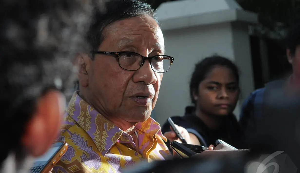 Ketua Dewan Pertimbangan Partai Golkar Akbar Tandjung menjawab pertanyaan wartawan usai berkunjungan ke kediaman BJ Habibie, Jakarta, Senin (15/12/2014). (Liputan6.com/Herman Zakharia)