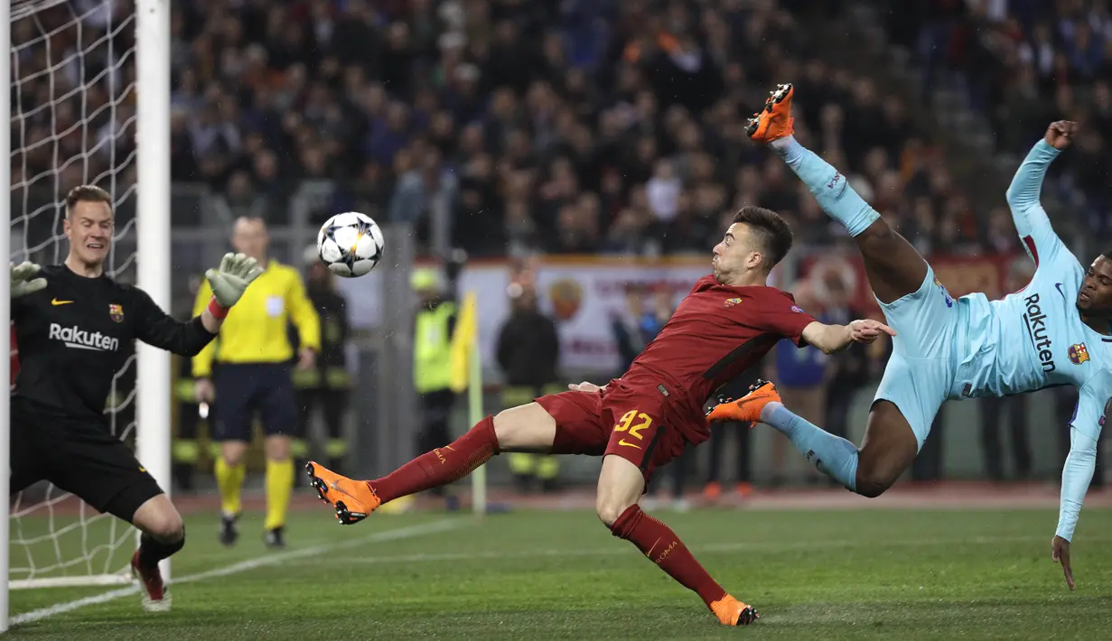 Kiper Barcelona, Marc-Andre ter Stegen, berusaha menghalau tendangan gelandang AS Roma, Stephan El Shaarawi, pada laga perempat final Liga Champions, di Stadion Olimpico, Selasa (10/4/2018). AS Roma menang 3-0 atas Barcelona. (AP/Gregorio Borgia)